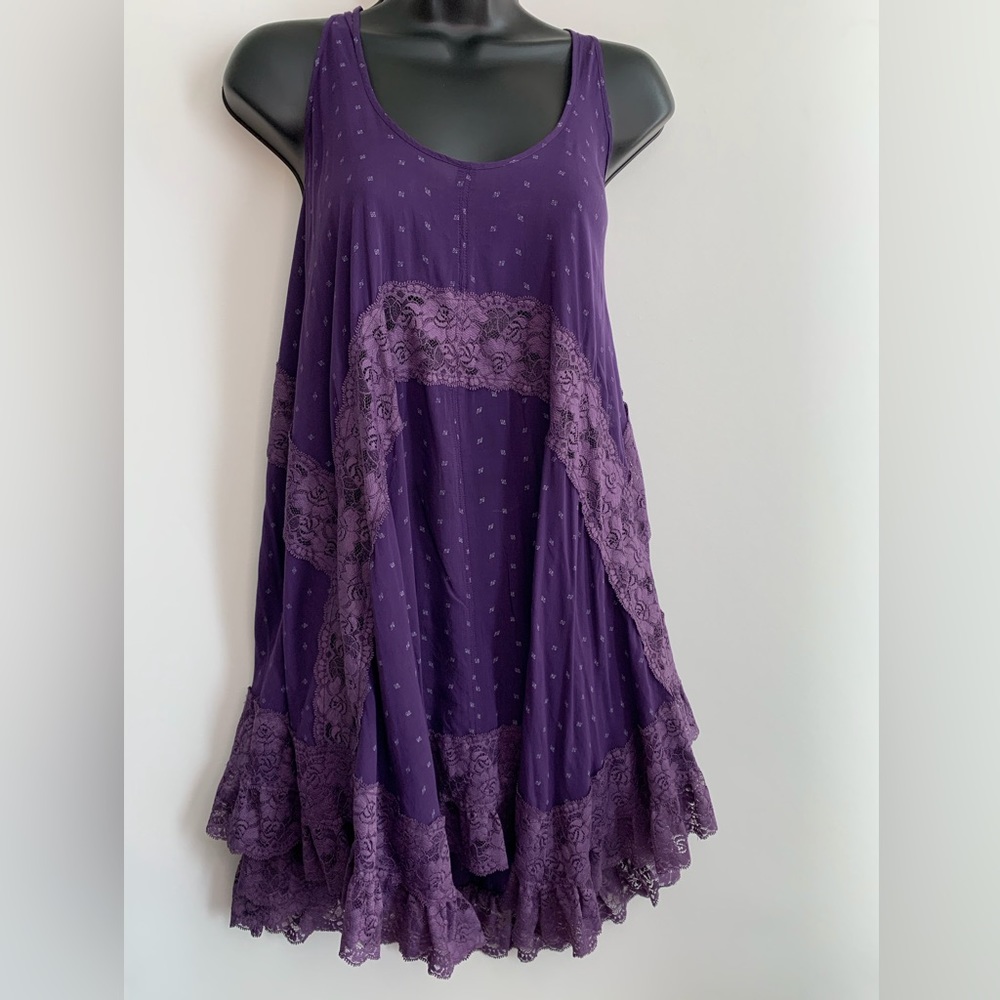 Free People purple mini dress L. With lace trimming and dotted design sleeveless
